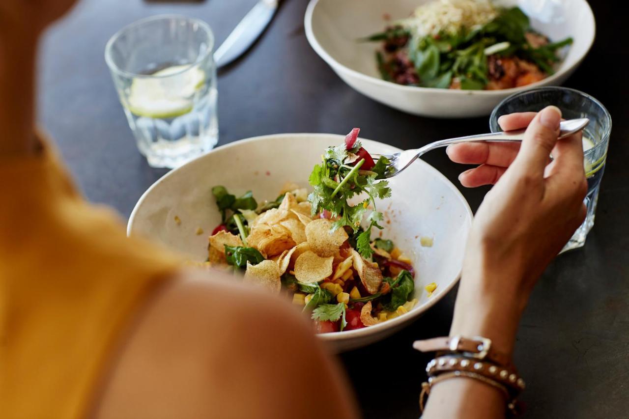 Hyatt Place Jaipur Malviya Nagar Экстерьер фото A woman eating a salad